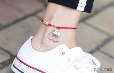 女孩脚踝上系红绳仅是服饰而已,网上的说法是瞎说