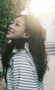95后美女明星鲁照华晒秋日写真,五官精致像冰雕玉琢,美到心坎里