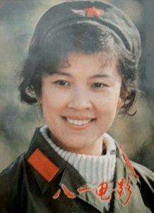 宋春丽:为了演女主打掉孩子,导致结婚44年没怀孕,把侄子当儿子