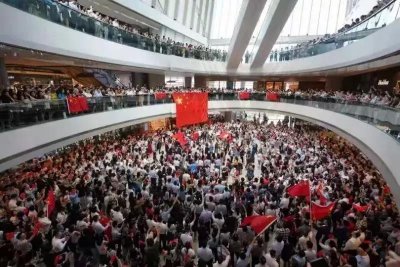 “我爱中国!我爱香港!”今天,香港市民快闪唱国歌 这一幕很燃!