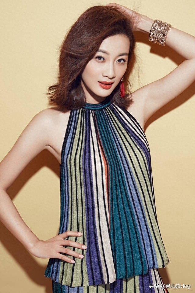 徐梵溪原名徐翠翠1984年10月16日出生于吉林省吉林市,气质美女