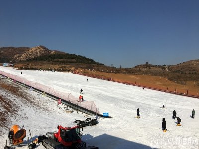 岛城冬日滑雪季启动 月季山冰雪大世界开门纳客