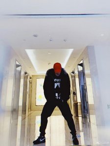 ​陈赫晒嘻哈风全身照 自称以前瘦现在帅