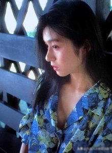 “青山知可子”三级片女王,天使面孔和魔鬼菠萝胸身材,天花板