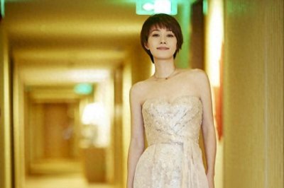 又被马伊琍惊艳到,“粉色短发+一刀切”真显年轻,48的年纪像28