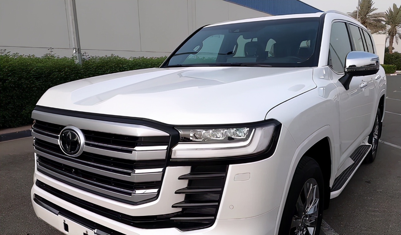 进口来华的丰田霸道新车价格,被坦克300硬生生拉低10万