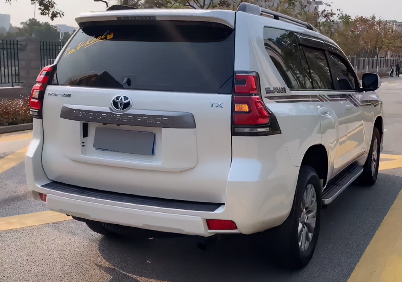 进口来华的丰田霸道新车价格,被坦克300硬生生拉低10万