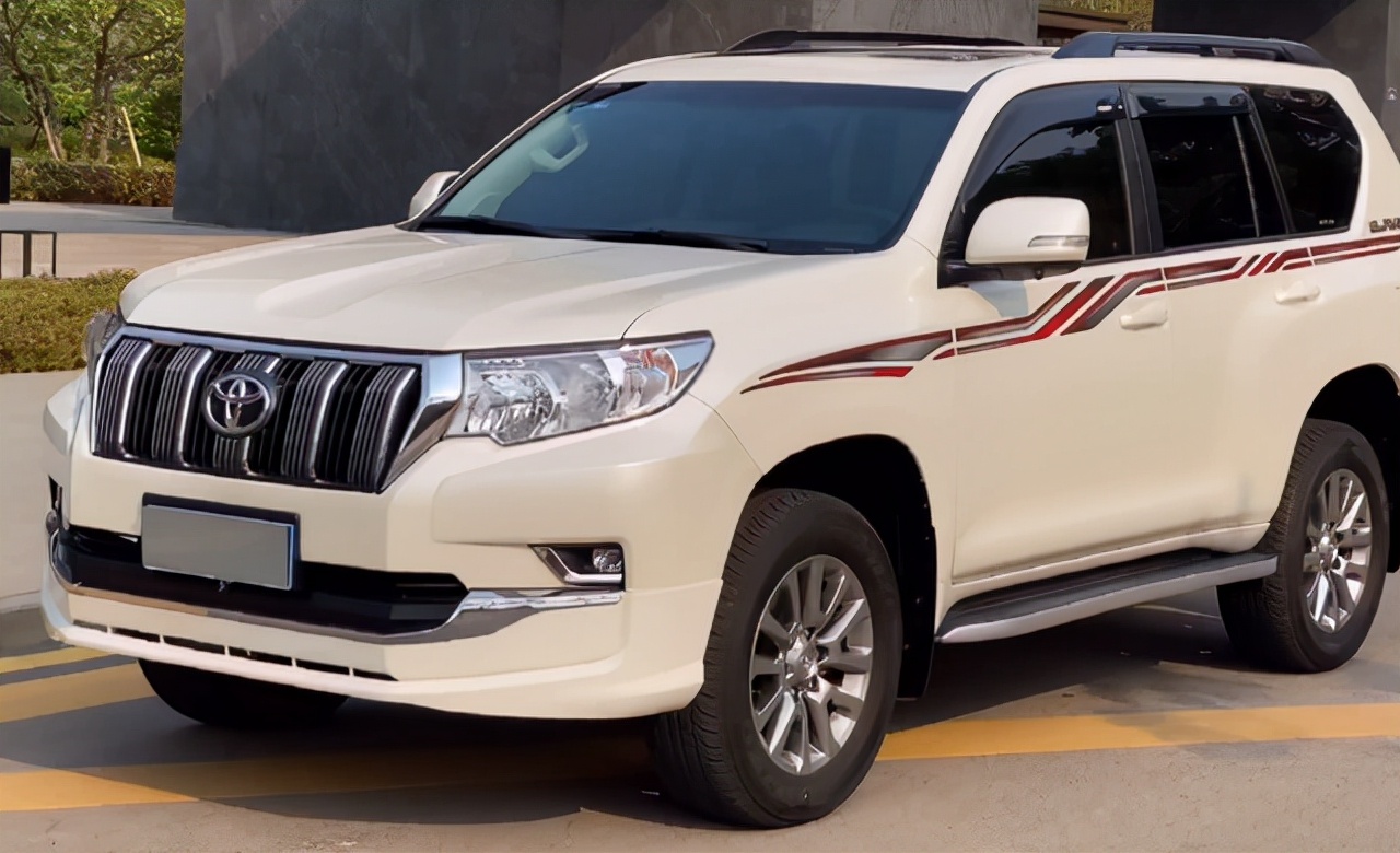 进口来华的丰田霸道新车价格,被坦克300硬生生拉低10万