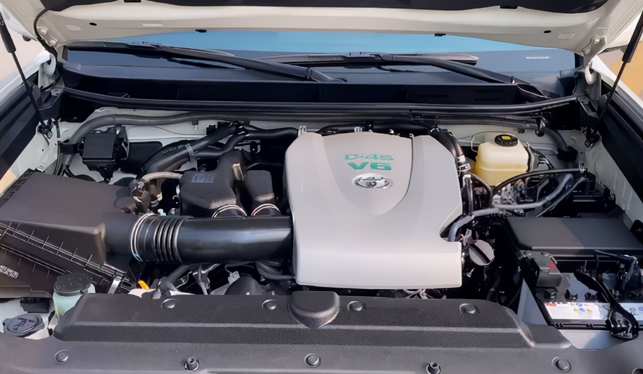 进口来华的丰田霸道新车价格,被坦克300硬生生拉低10万