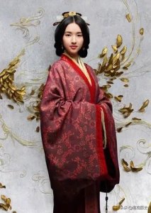 傀儡皇帝与操控者女儿的爱情