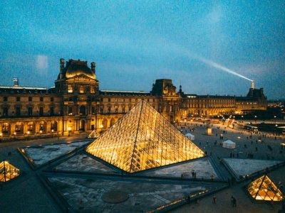 巴黎圣母院一共建了将近200年,为何被一场大火烧毁?谁干的?