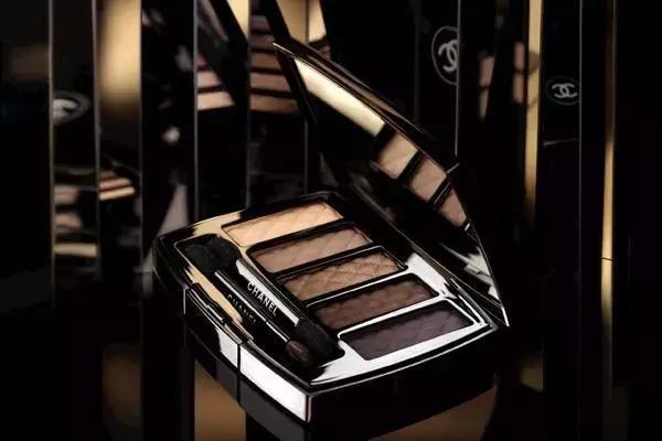 GUCCI再次卖起口红,光是海报就很有“冲击力”