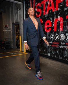 威少INS晒自己穿着“Craig Sager” 配色Air Jordan 1 致敬已经过世的