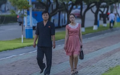 朝鲜城里人和农村人的真实生活对比,自信与饥饿!