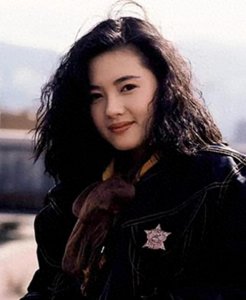 ​“艳星”李丽珍：三级片的代表作火遍大街小巷，三点全露有多拼？