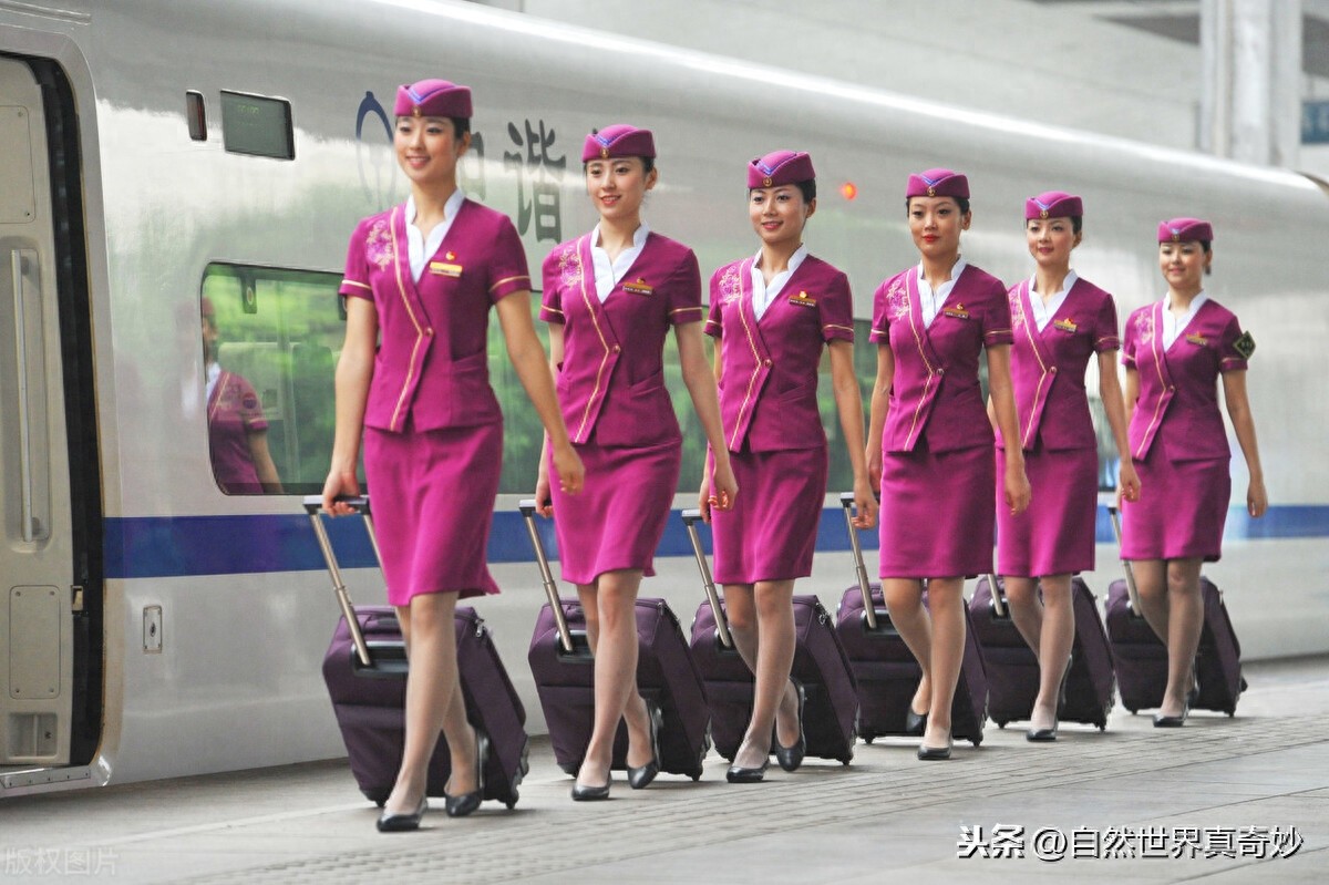 高铁女乘务员