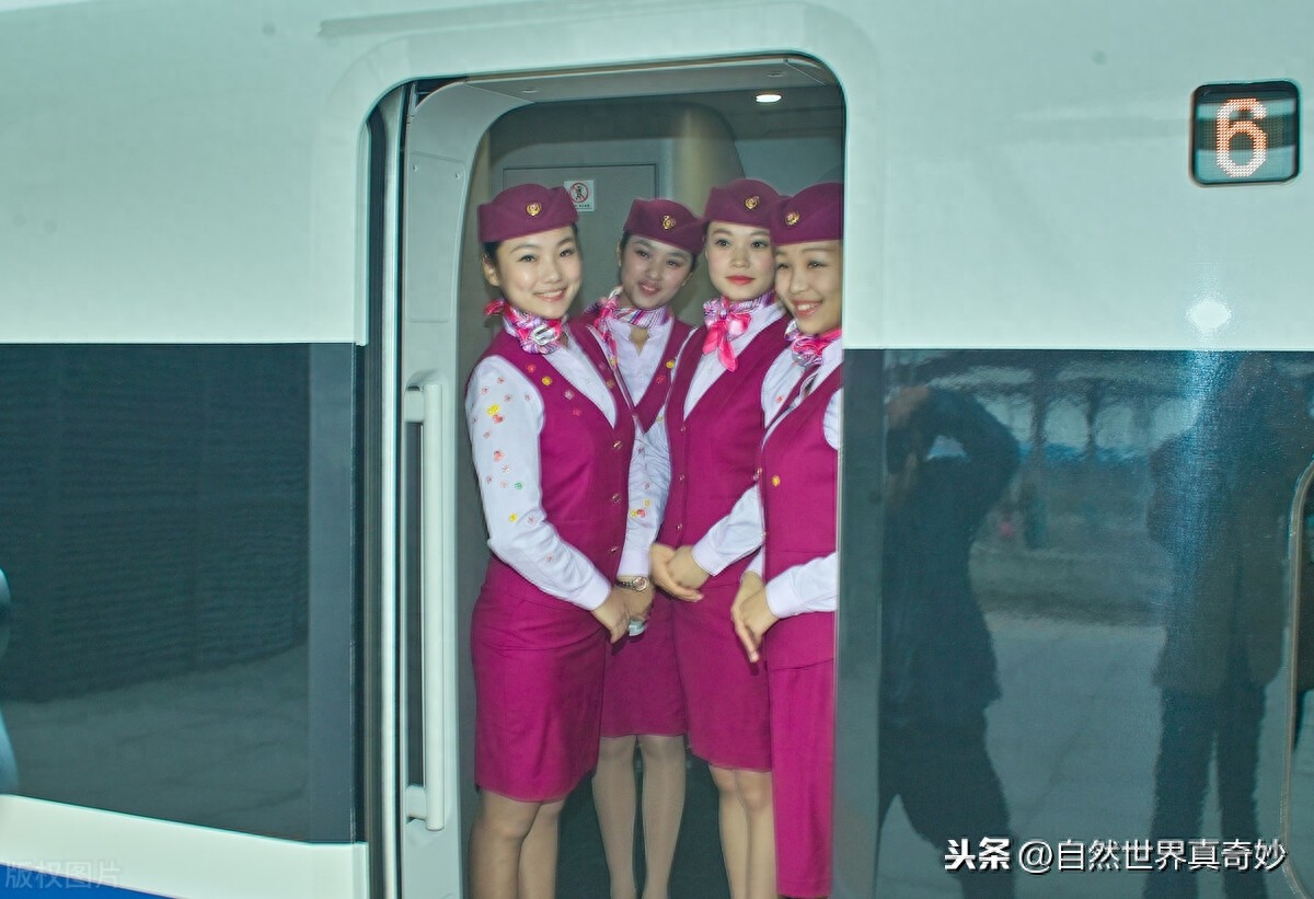 高铁女乘务员