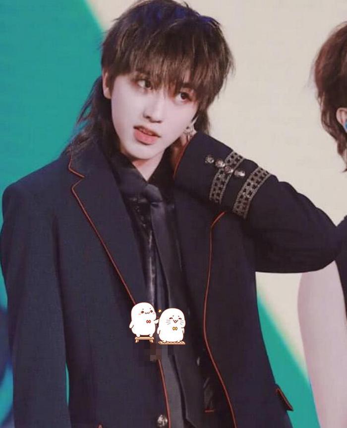 继潘长江后，蔡徐坤“脑残粉”又吐槽周杰伦，歌难听又长的丑？