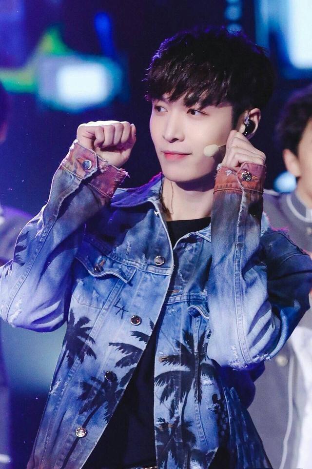 卸妆后的男明星，张艺兴满脸痘印，他撞脸凤姐，网友：变化太大