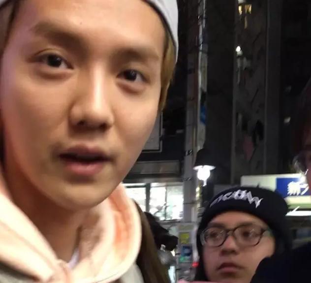 卸妆后的男明星，张艺兴满脸痘印，他撞脸凤姐，网友：变化太大