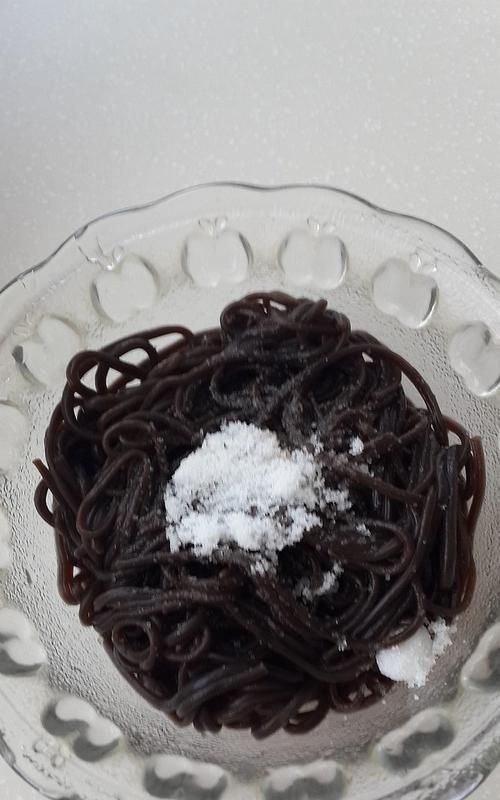 黑色像粉丝一样是什么