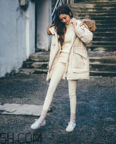 白色羽绒服配什么裤子？白色羽绒服搭配裤子图片