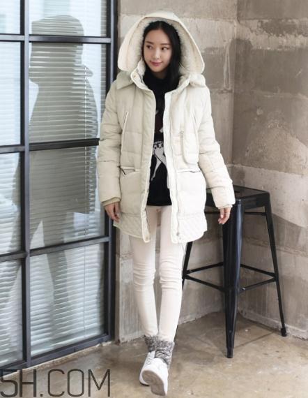 白色羽绒服配什么裤子？白色羽绒服搭配裤子图片