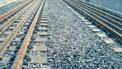 为什么铁轨上要铺石子,为什么铁轨上要铺石子呢