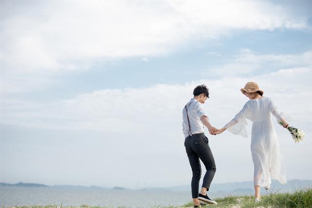 婚纱照选择啥服装好看(厦门婚纱照服装搭配技巧4套婚纱礼服怎么选)(5)
