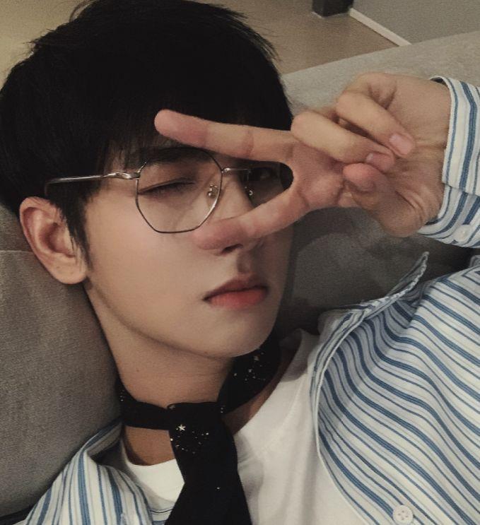 有种“漫画脸”叫郑繁星，随随便便用前置拍照就帅成“国民男友”