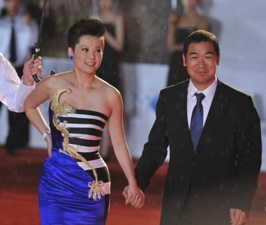 袁立再婚，嫁给小11岁的男朋友，为何圈内无人祝福？