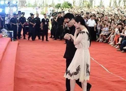 身家五十亿，连出门都搂范冰冰，李晨敢怒不敢言