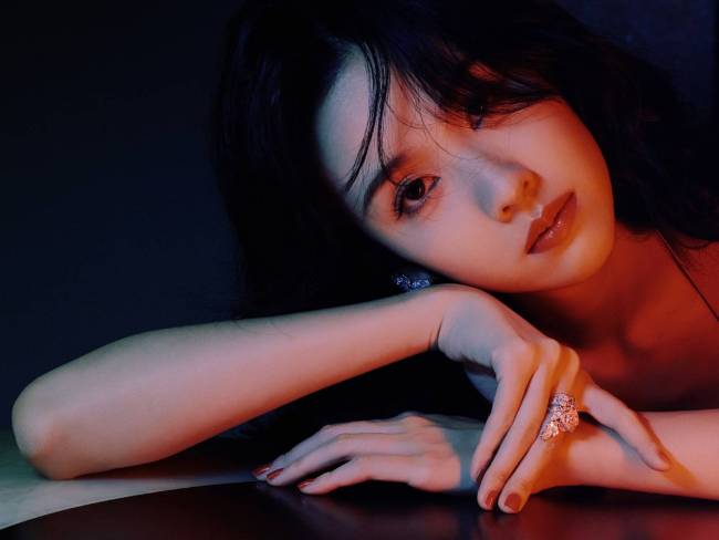 陈都灵一袭复古红裙摇曳生姿 性感美艳变港风美女