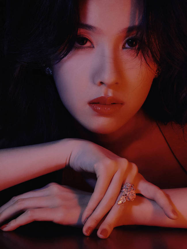 陈都灵一袭复古红裙摇曳生姿 性感美艳变港风美女