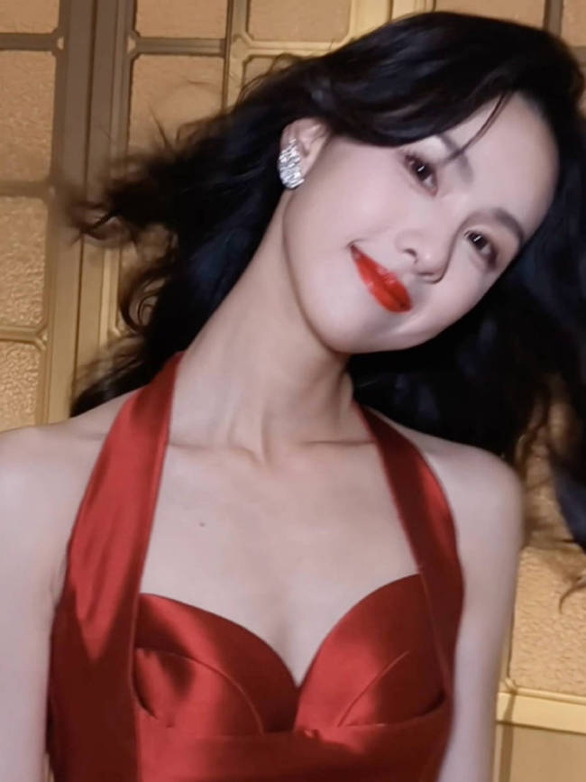 陈都灵一袭复古红裙摇曳生姿 性感美艳变港风美女