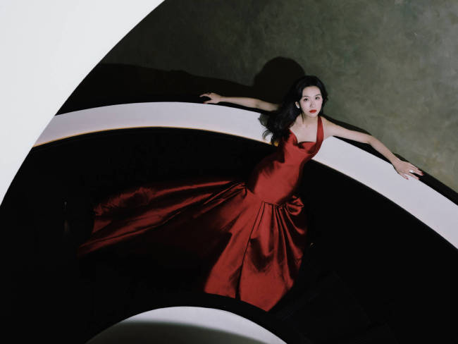 陈都灵一袭复古红裙摇曳生姿 性感美艳变港风美女