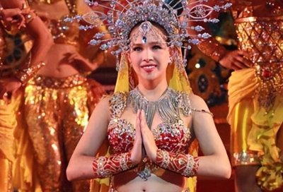 ​迪拜最美公主萨拉玛：6岁靠美貌大红，18岁联姻被雪藏再不露面