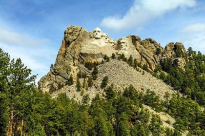 ​那座总统山刻有4位美国总统，是美国标志，但也被称为烂尾工程