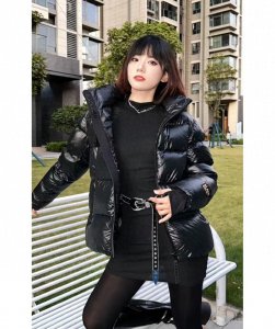 ​黑色羽绒服10种搭配方法：显年轻抬气质，不沉闷还时髦