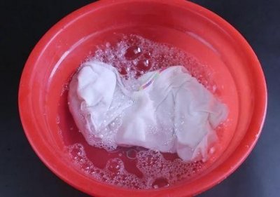 ​白衣服发黄？别发愁，放点“它”泡一泡，衣服立马洁白如新！