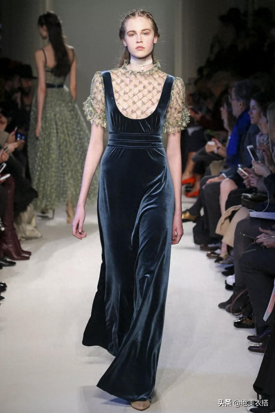 今秋的”丝绒裙“太高级，想要优雅大方不老气，秋冬就得这么穿