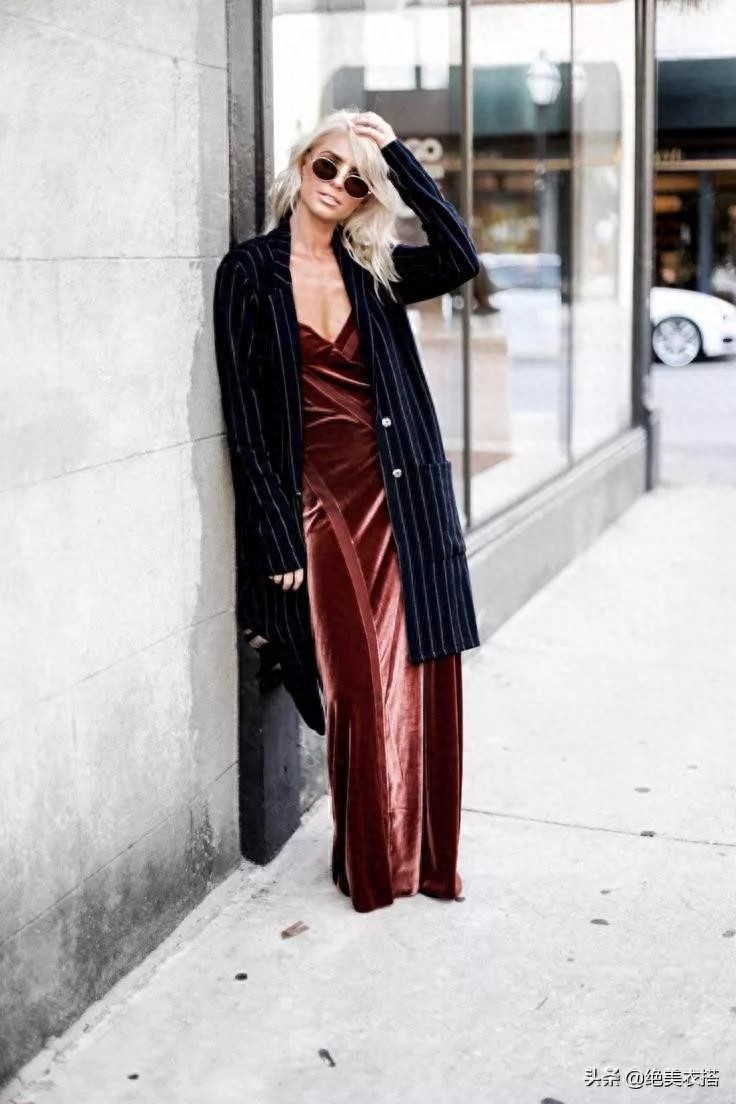 今秋的”丝绒裙“太高级，想要优雅大方不老气，秋冬就得这么穿