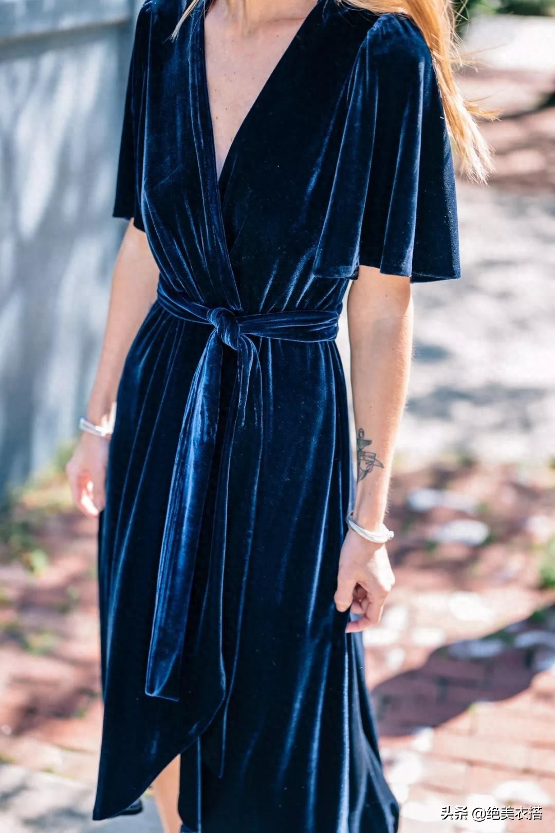 今秋的”丝绒裙“太高级，想要优雅大方不老气，秋冬就得这么穿