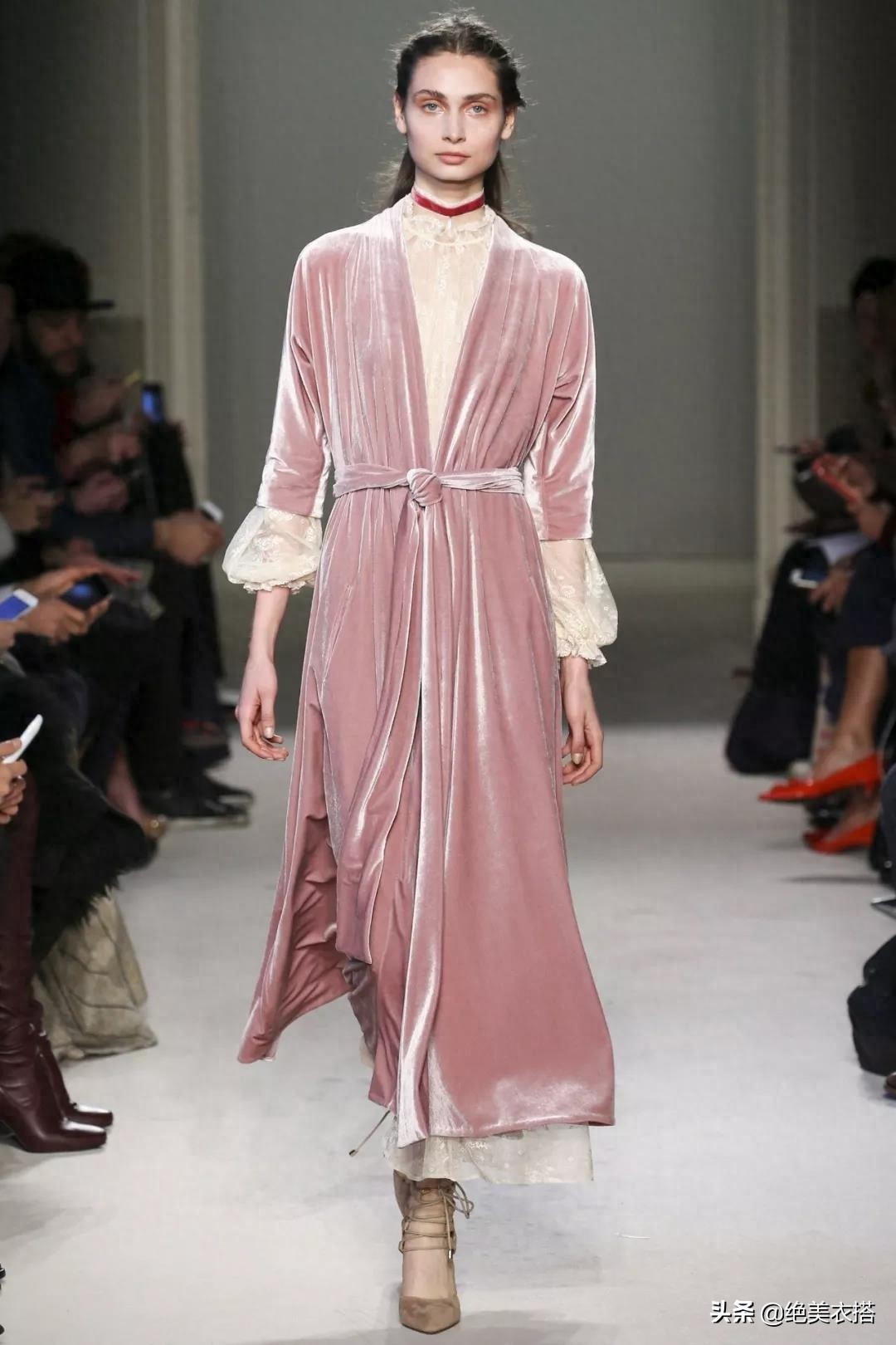 今秋的”丝绒裙“太高级，想要优雅大方不老气，秋冬就得这么穿