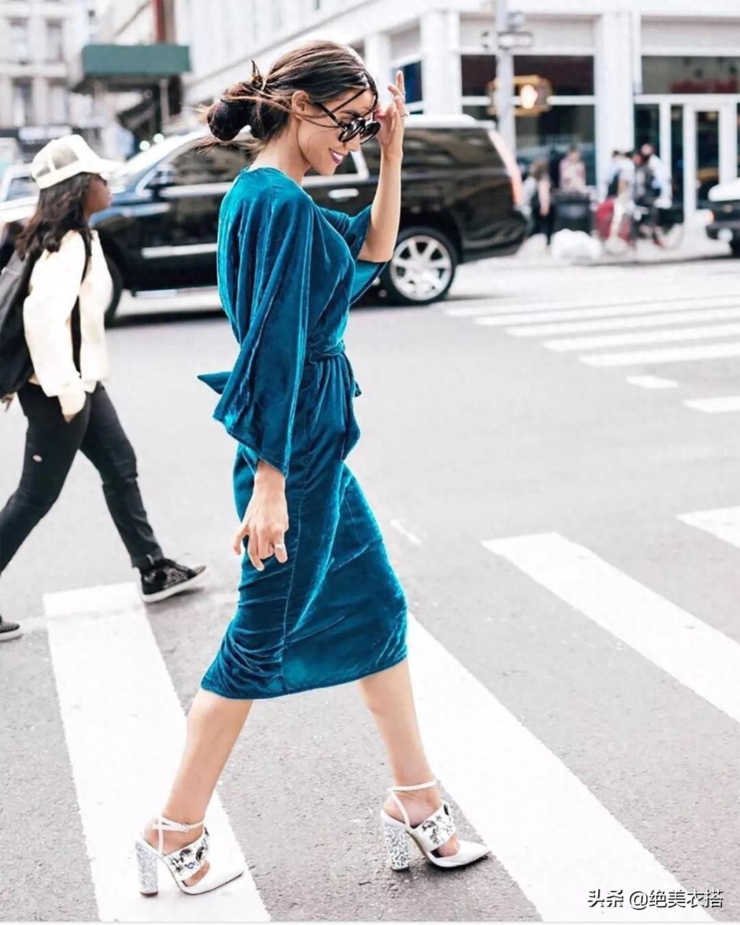 今秋的”丝绒裙“太高级，想要优雅大方不老气，秋冬就得这么穿