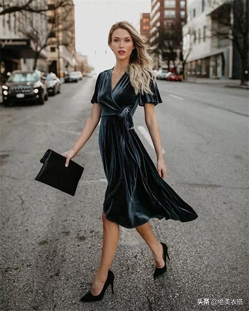 今秋的”丝绒裙“太高级，想要优雅大方不老气，秋冬就得这么穿