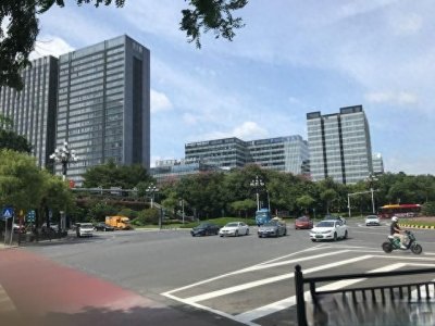 ​老挝主要使用三种货币，美元、泰国币、老挝币，说明了什么？