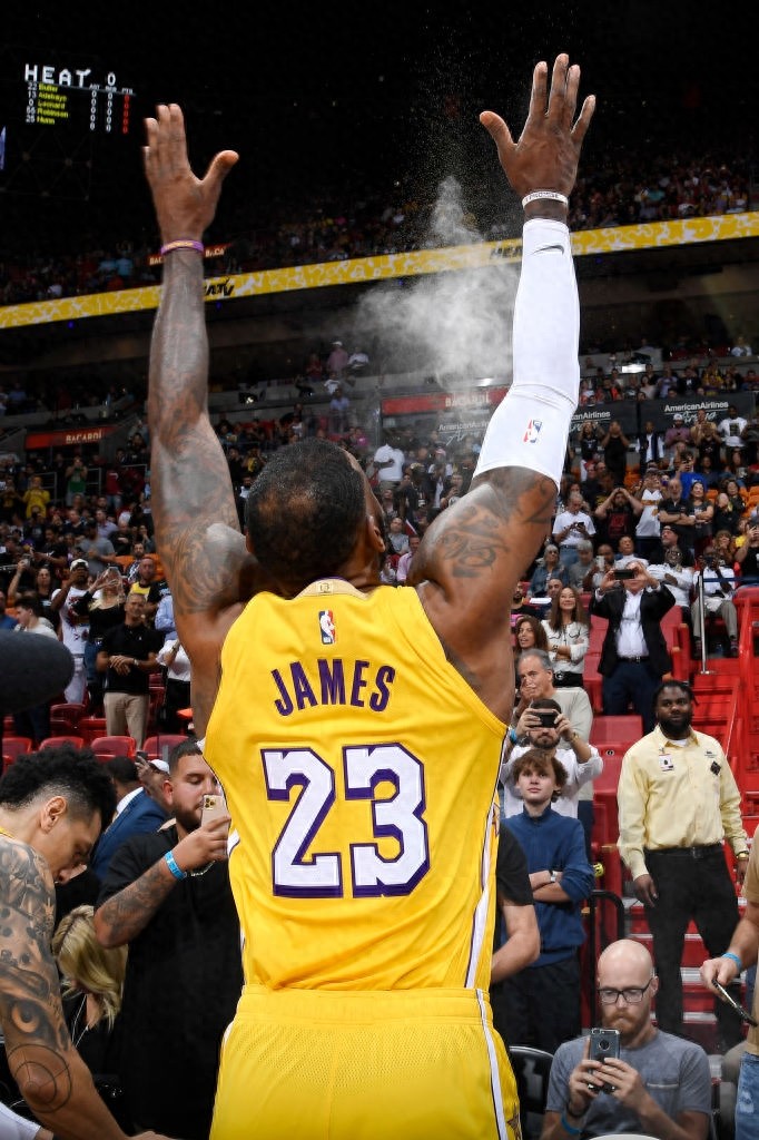 詹姆斯湖人时期精彩壁纸