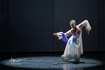 青年舞蹈家王亚彬作品《扇舞丹青》