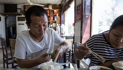 ​卡车夫妻的真实生活：一天24小时都在车上，每到夜晚最难熬